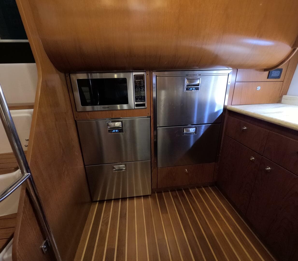 2004 Tiara Sport 5200 Sovran Salon — photo 10