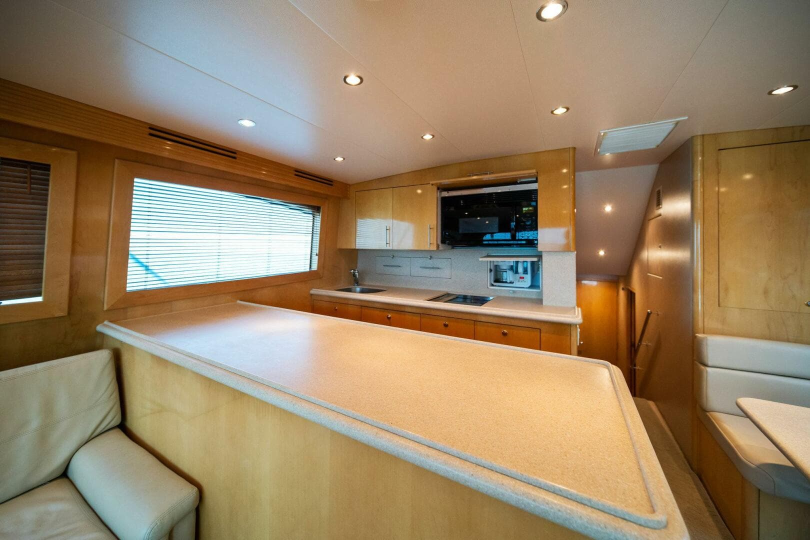 2003 Hatteras 54 Convertible — photo 12