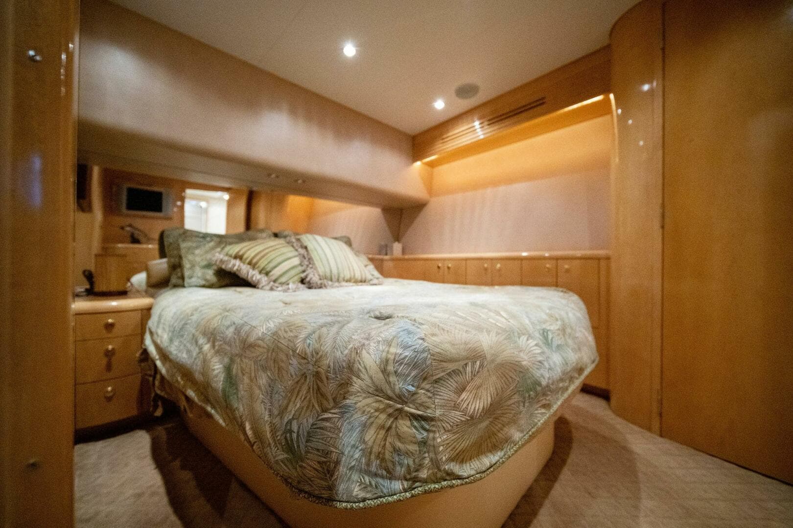 2003 Hatteras 54 Convertible — photo 32