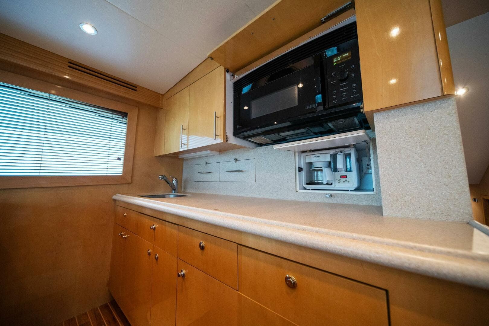 2003 Hatteras 54 Convertible — photo 11