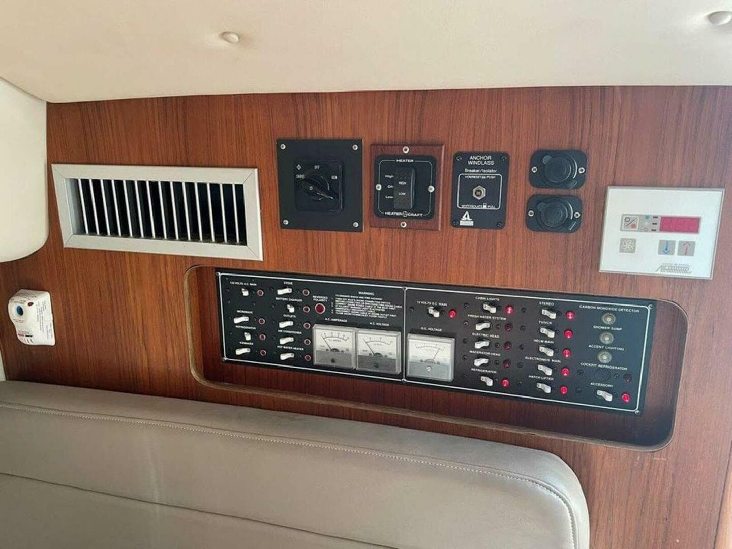 1998 Pursuit 3000 Express — photo 9