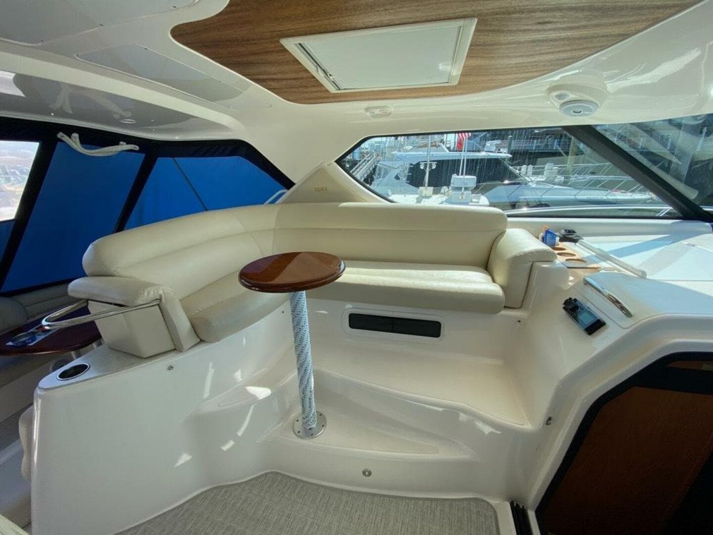 2009 Tiara Yachts 4300 Sovran — photo 31