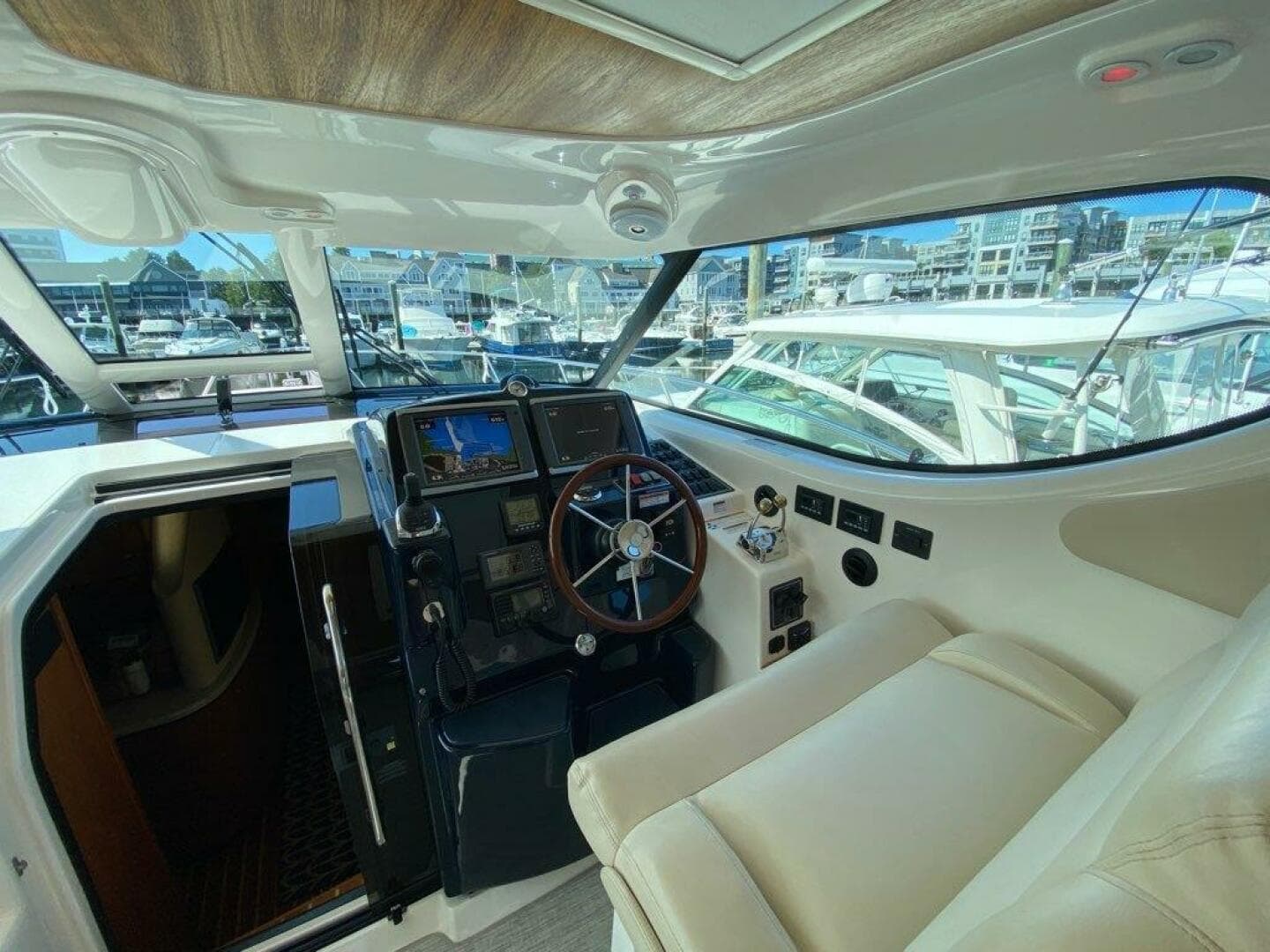 2009 Tiara Yachts 4300 Sovran — photo 32