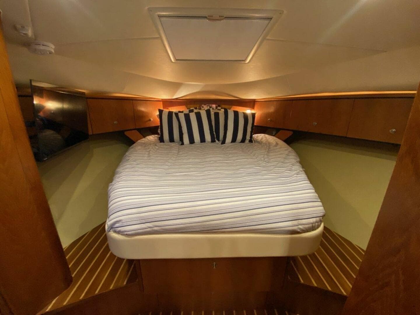 2009 Tiara Yachts 4300 Sovran — photo 16