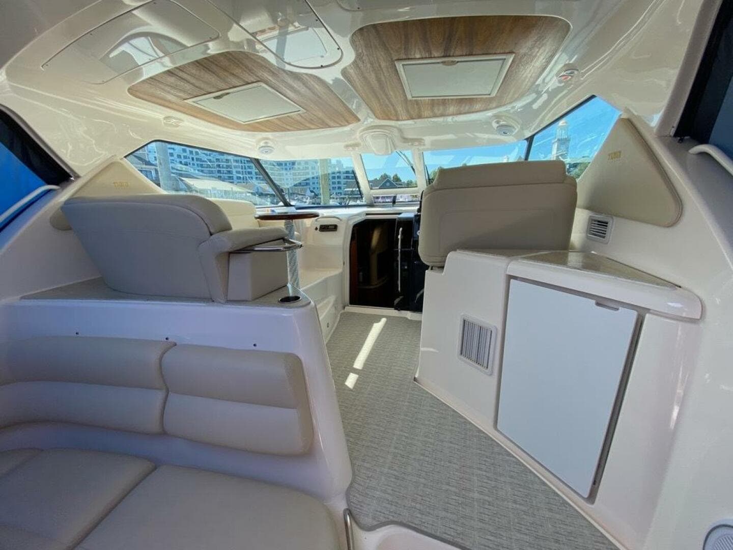 2009 Tiara Yachts 4300 Sovran — photo 25