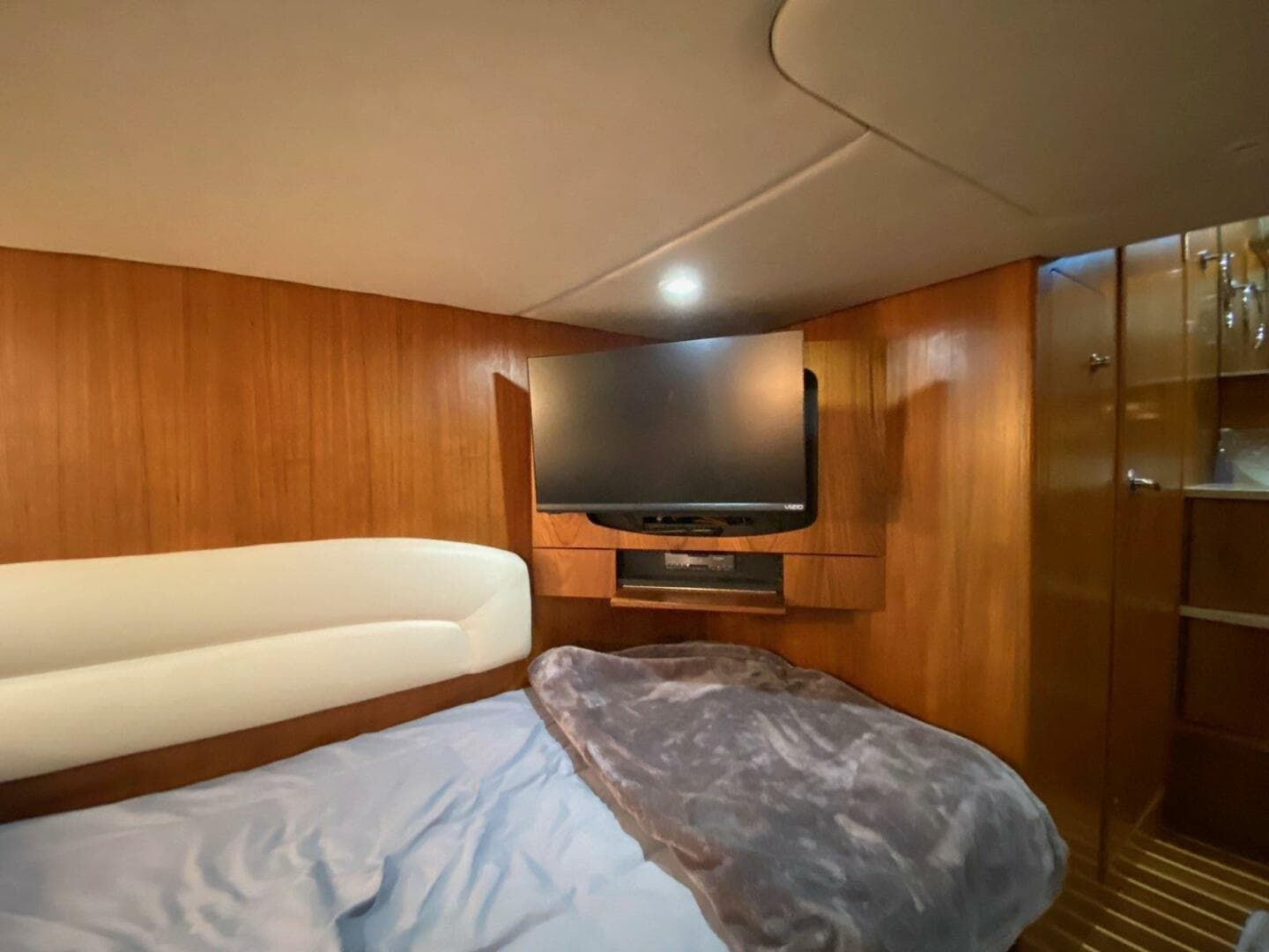 2009 Tiara Yachts 4300 Sovran — photo 27