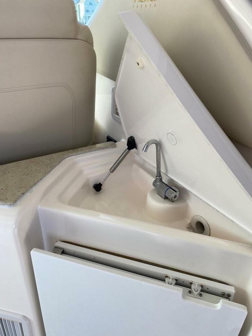 2009 Tiara Yachts 4300 Sovran — photo 41