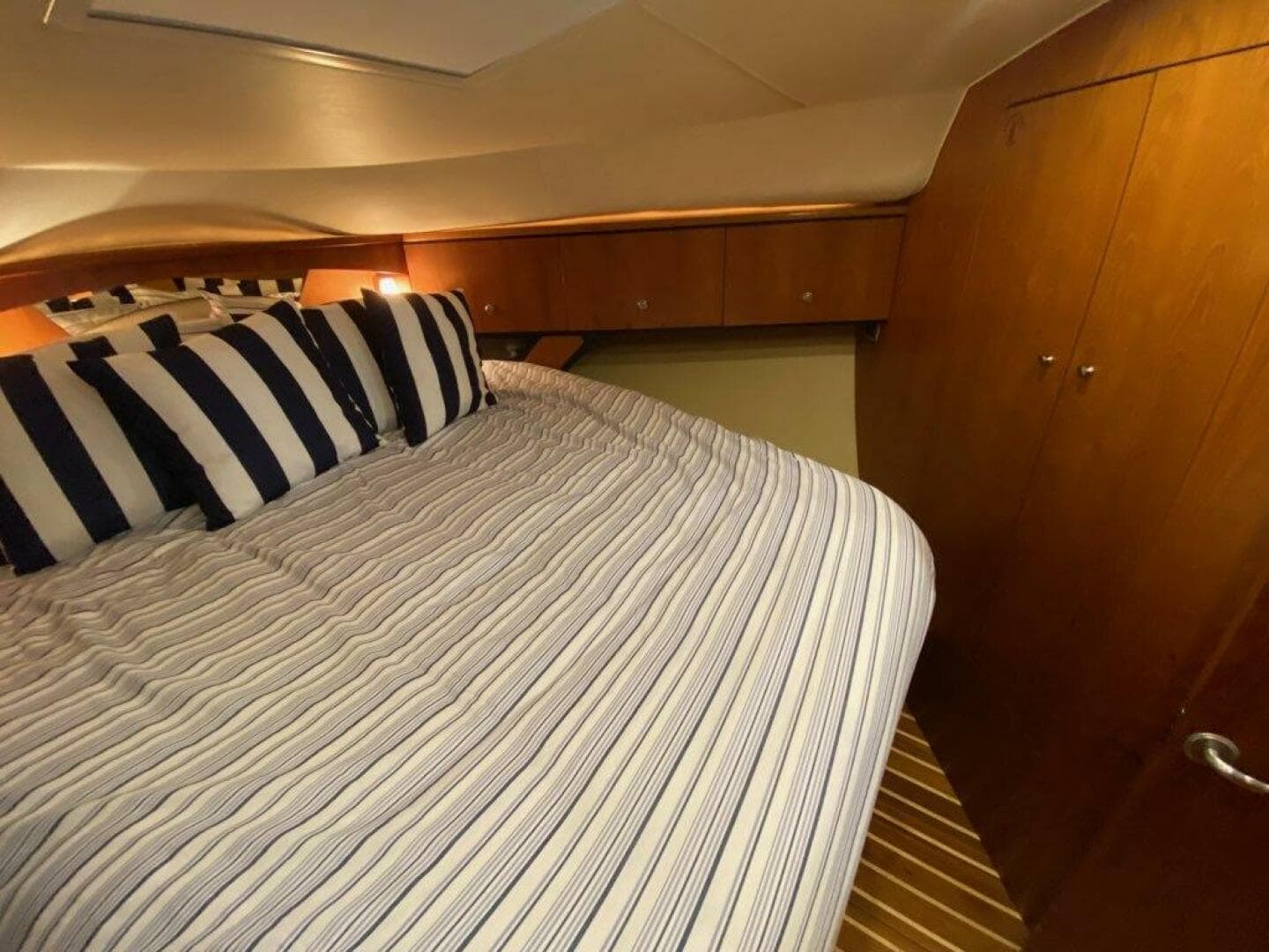 2009 Tiara Yachts 4300 Sovran — photo 15