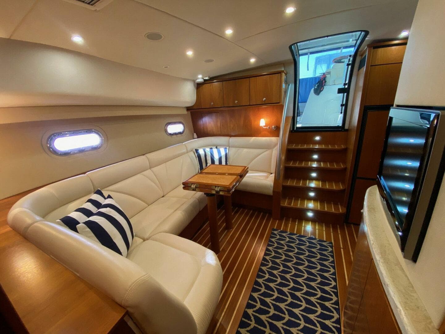 2009 Tiara Yachts 4300 Sovran — photo 7