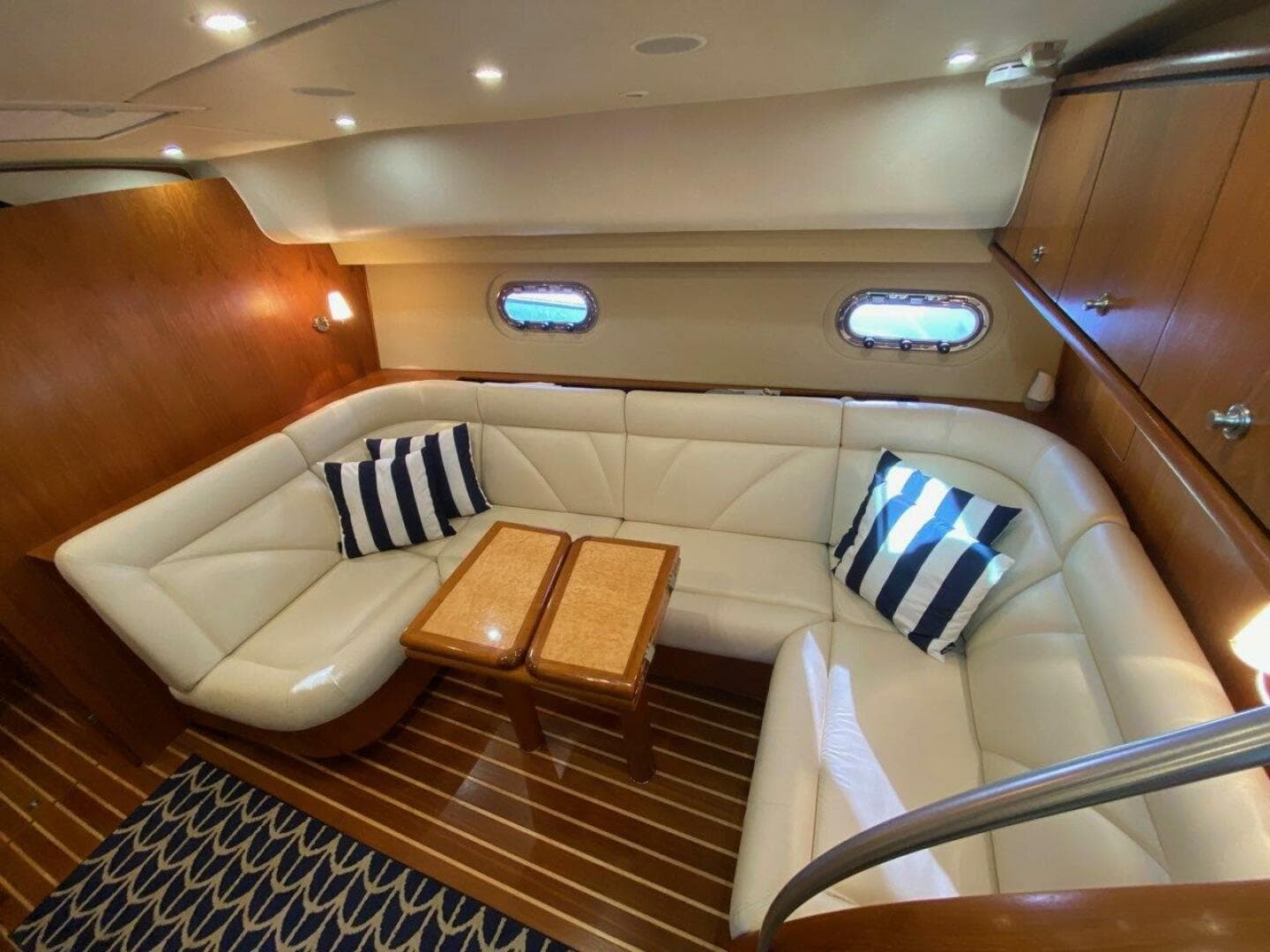 2009 Tiara Yachts 4300 Sovran — photo 11