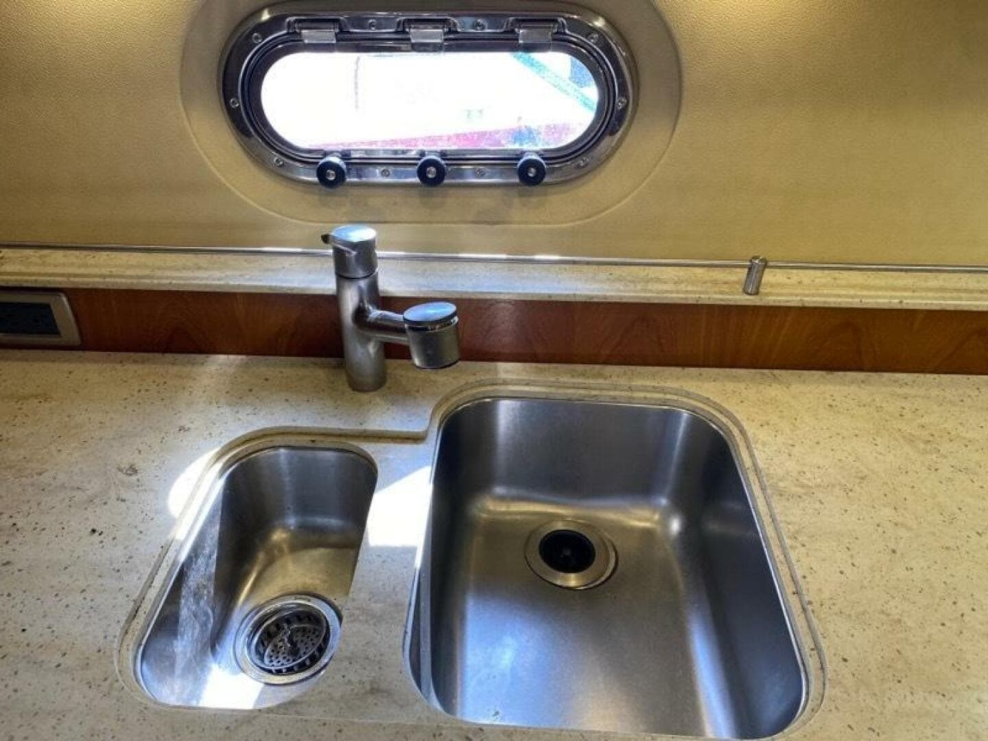 2009 Tiara Yachts 4300 Sovran — photo 17