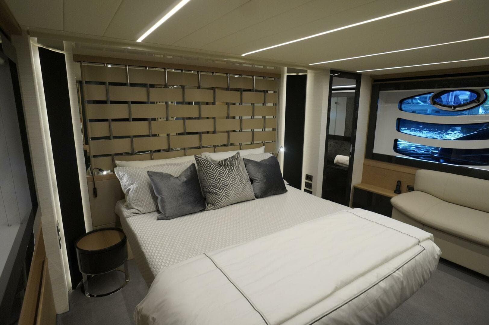 2016 Pershing 70 — photo 12