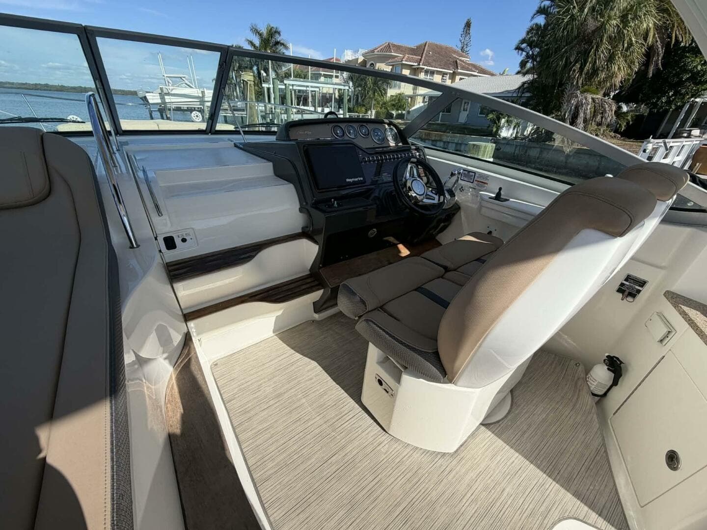 2016 Sea Ray 350 Sundancer — photo 32