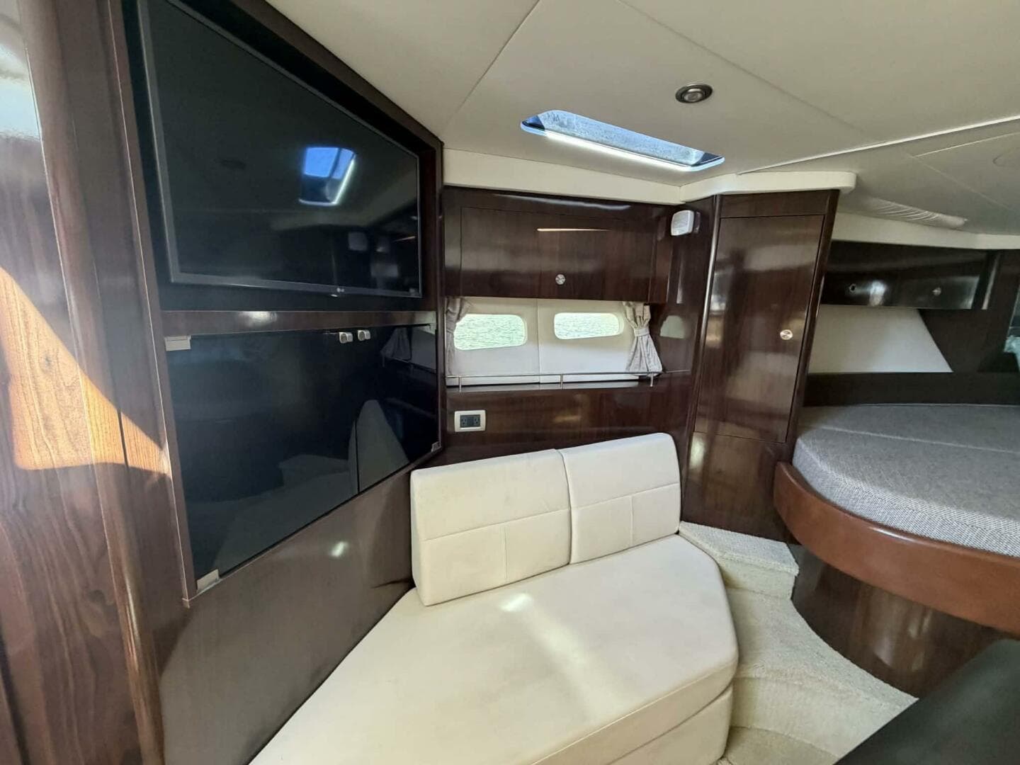 2016 Sea Ray 350 Sundancer — photo 43