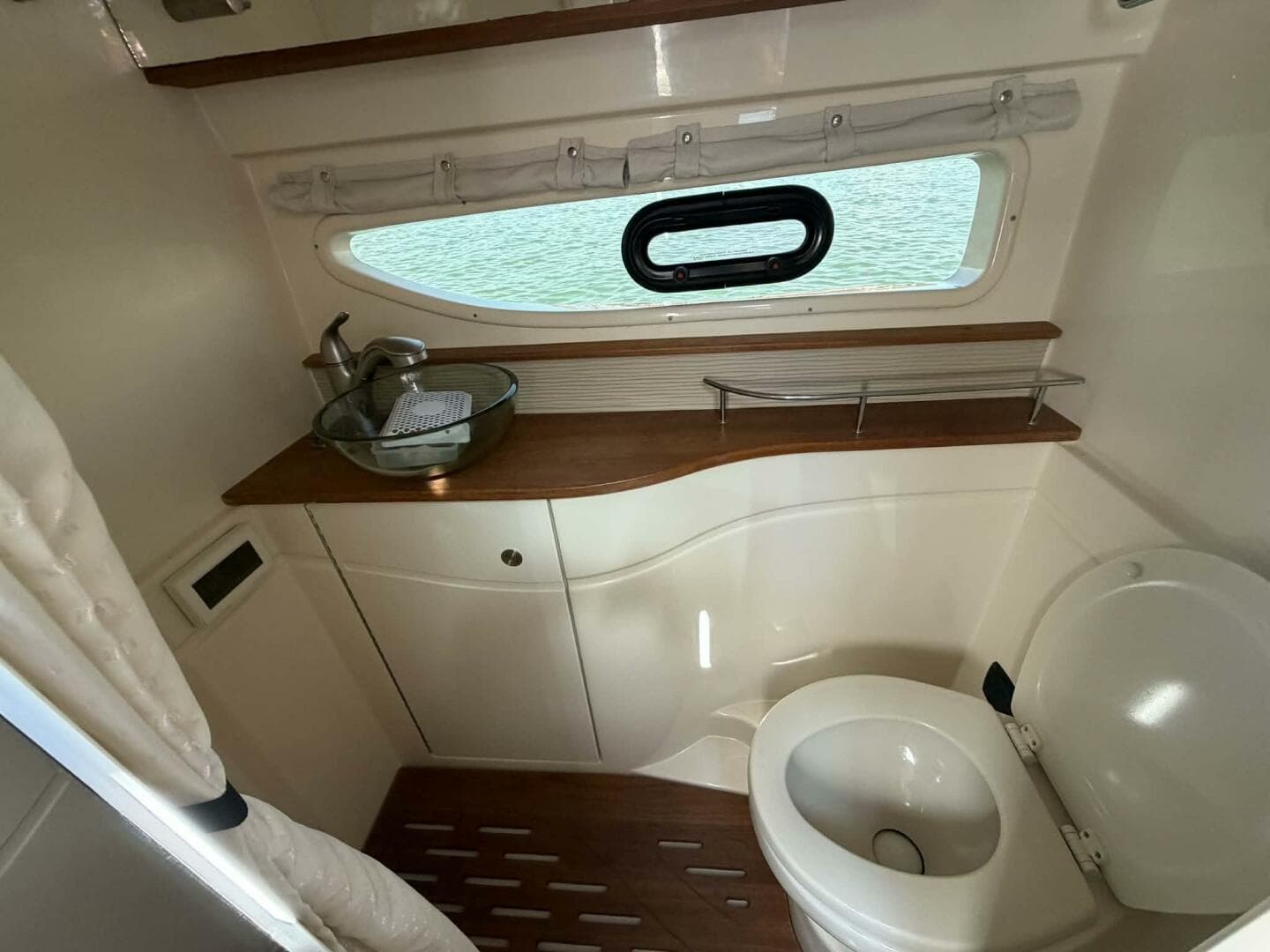 2016 Sea Ray 350 Sundancer — photo 45