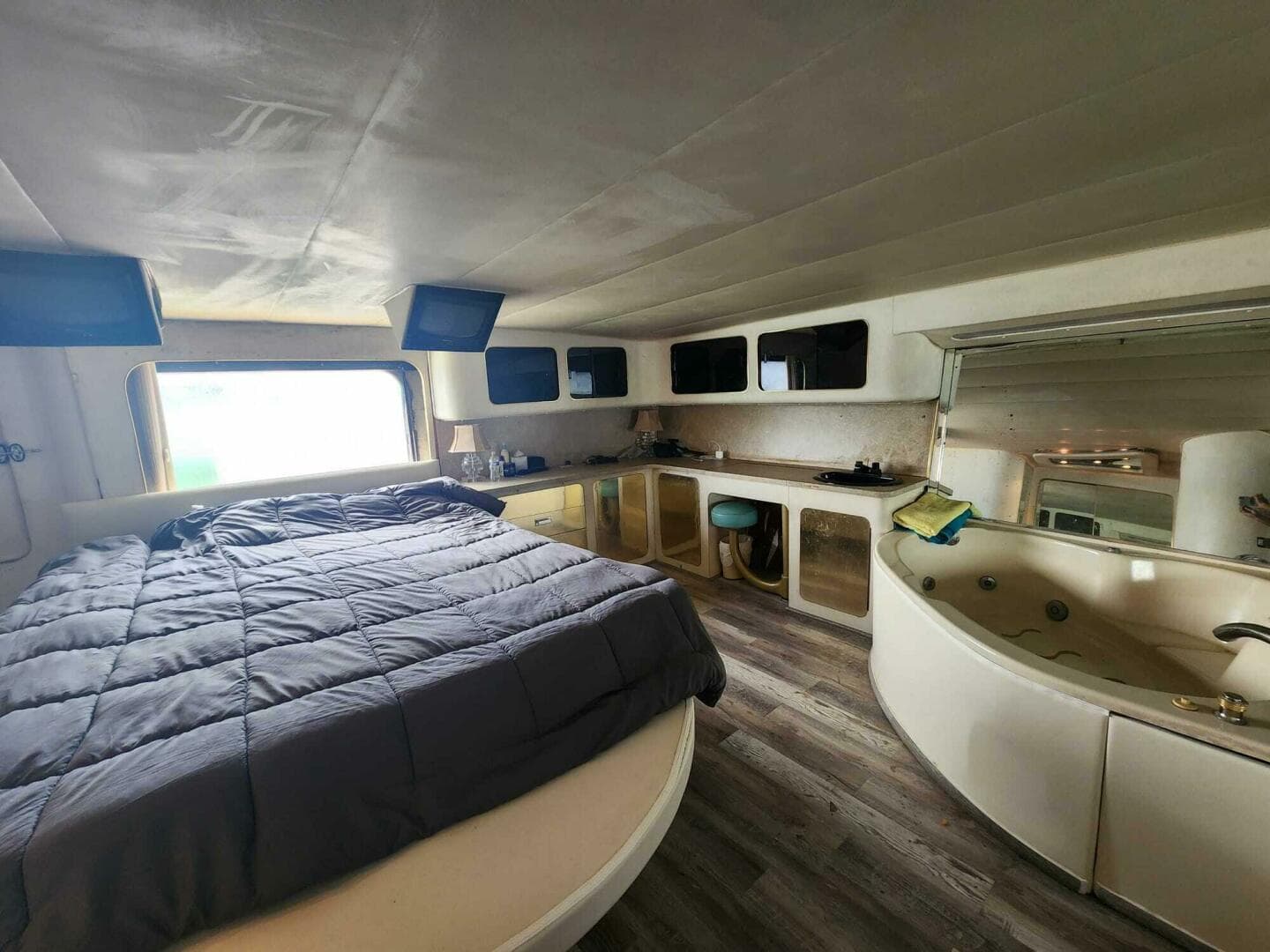 1984 Infiniti Express — photo 37