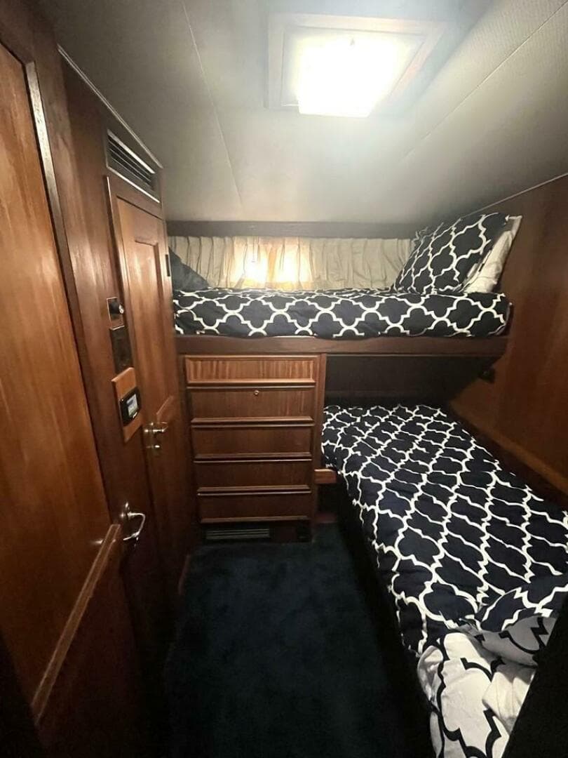 1981 Hatteras 48 — photo 17