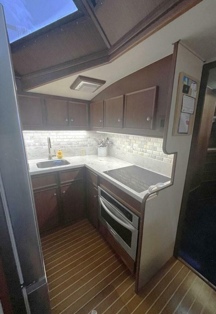 1981 Hatteras 48 — photo 12