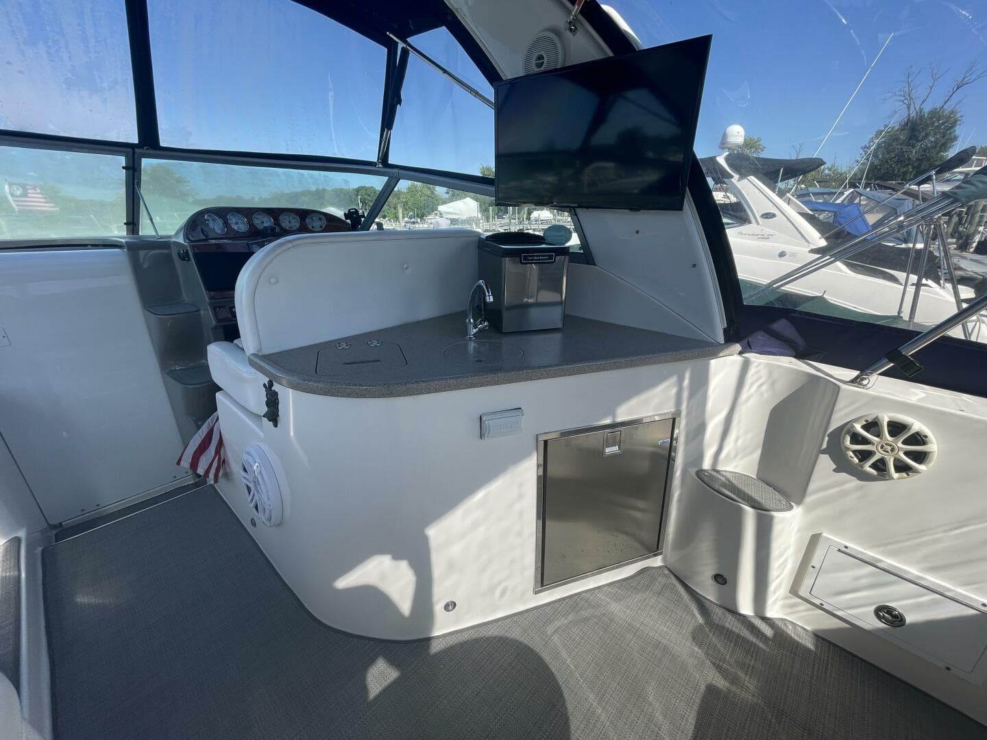 2006 Rinker Express Cruiser — photo 27