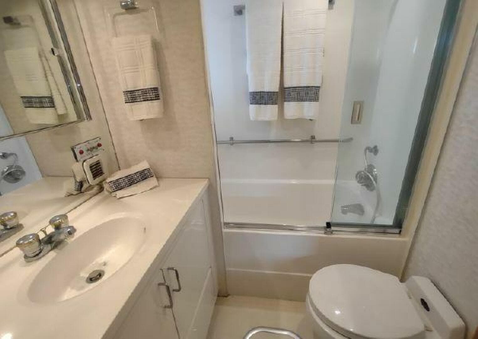 1996 Hatteras 50 Sport Deck — photo 75