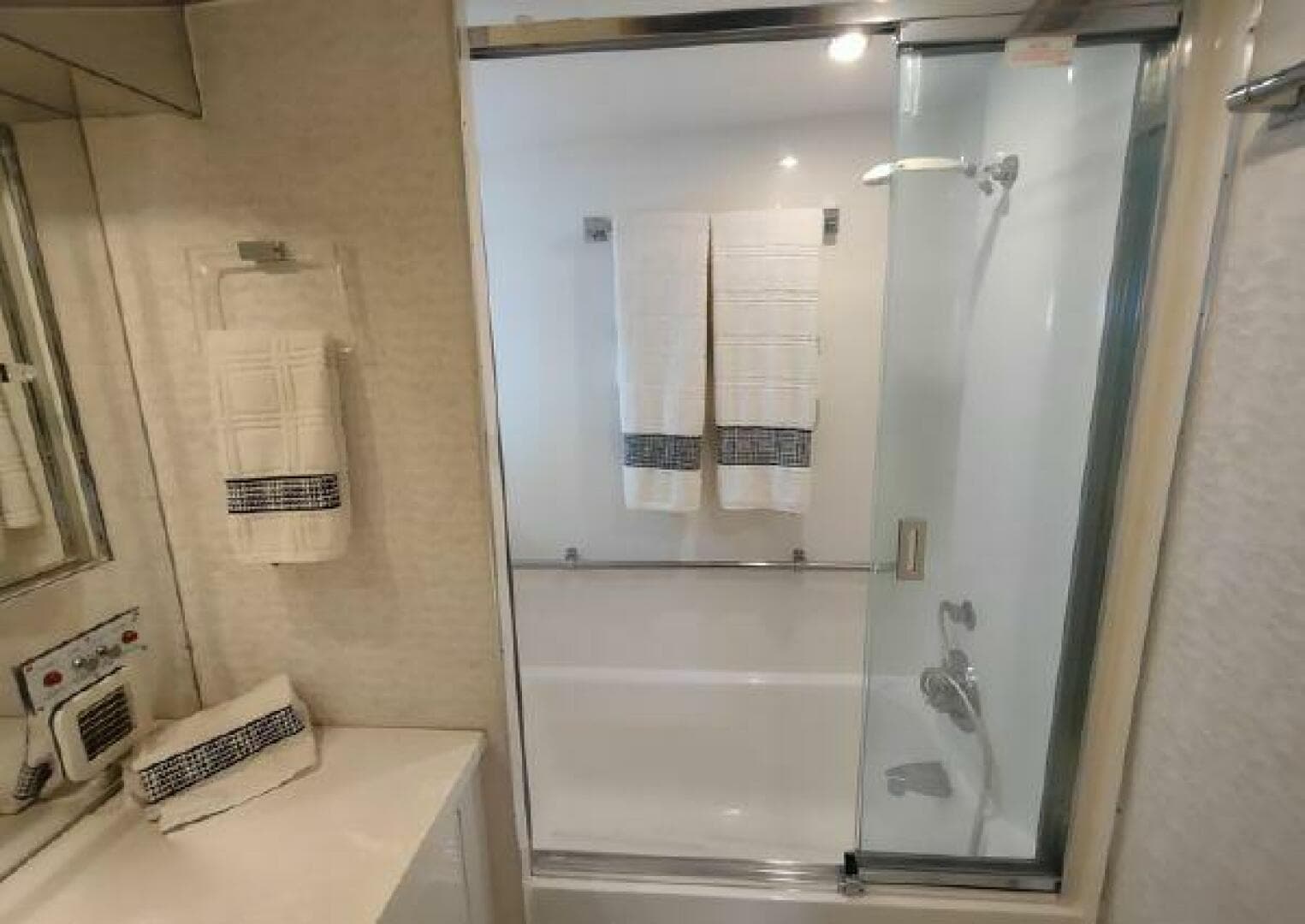 1996 Hatteras 50 Sport Deck — photo 74