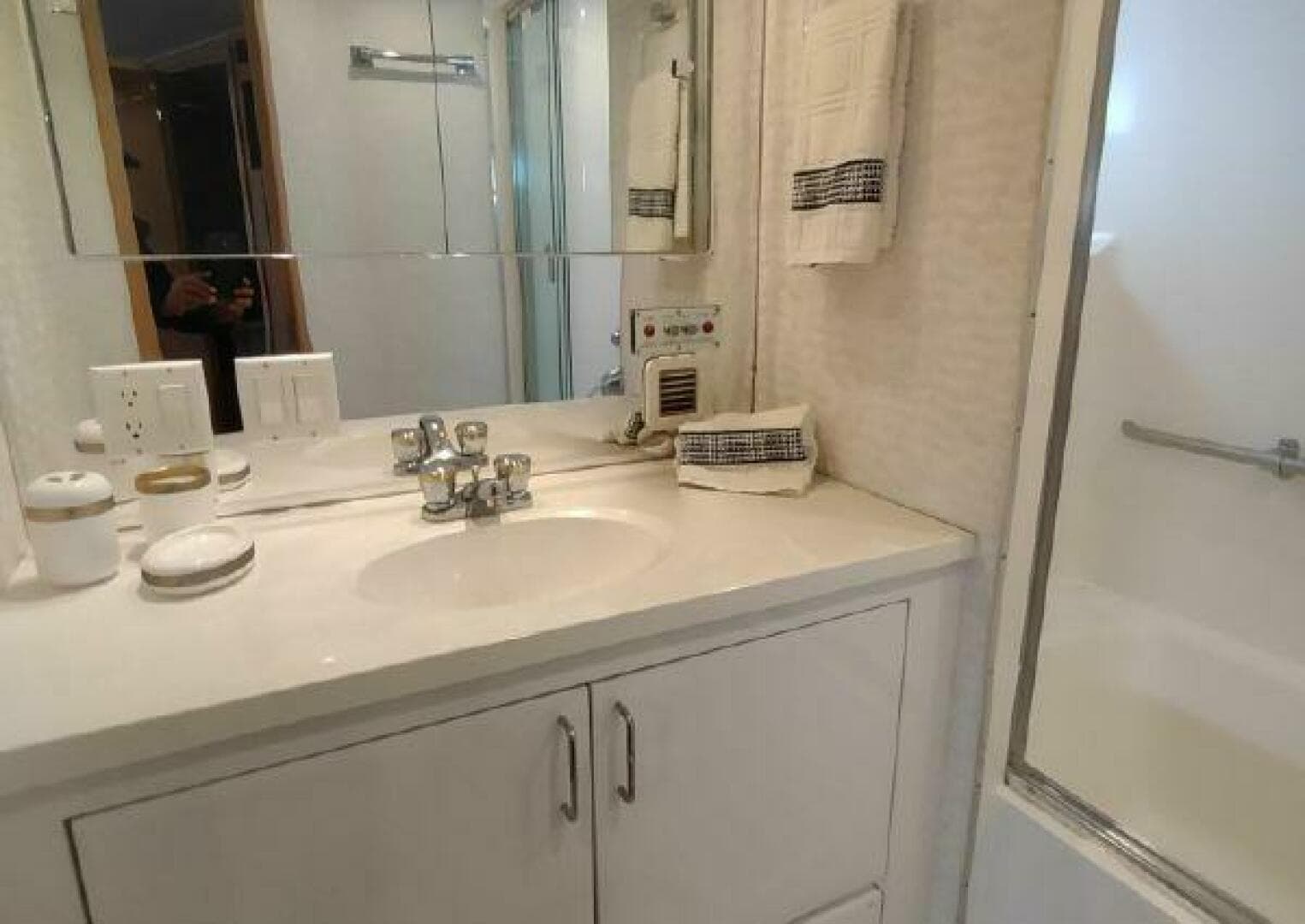 1996 Hatteras 50 Sport Deck — photo 72