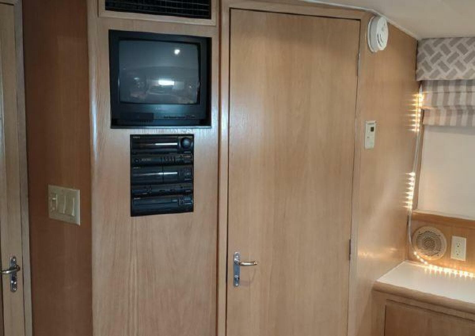 1996 Hatteras 50 Sport Deck — photo 67