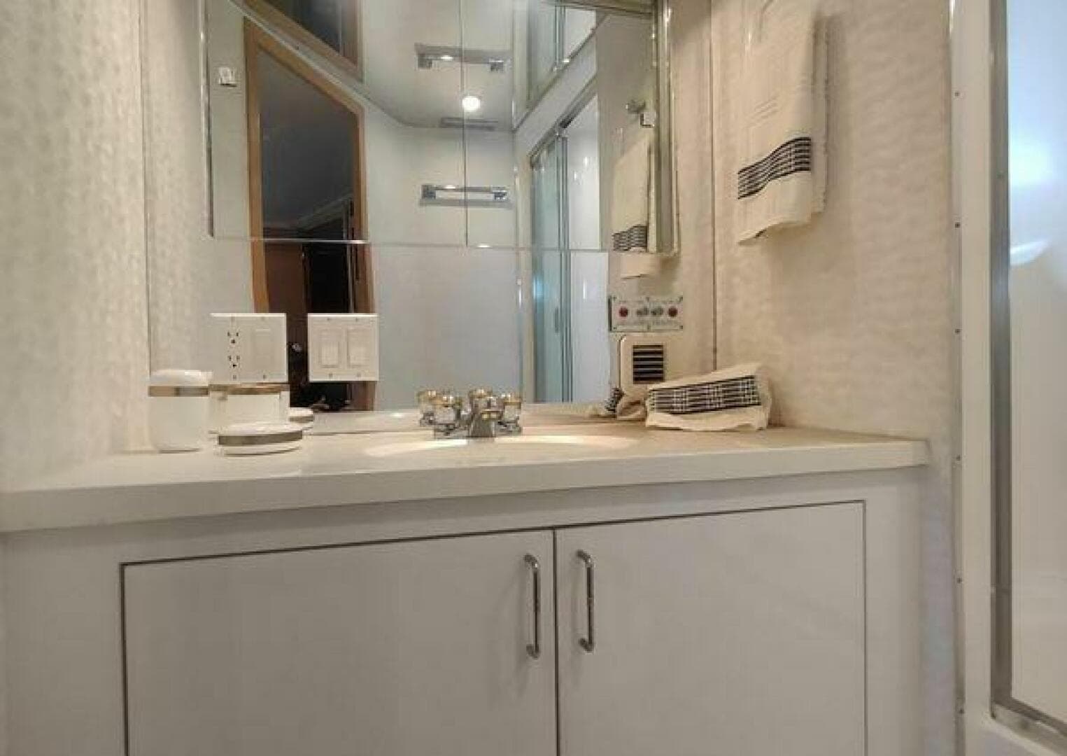 1996 Hatteras 50 Sport Deck — photo 73