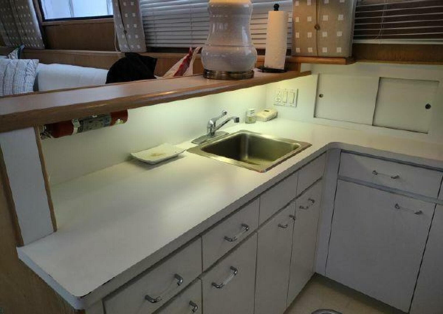 1996 Hatteras 50 Sport Deck — photo 46