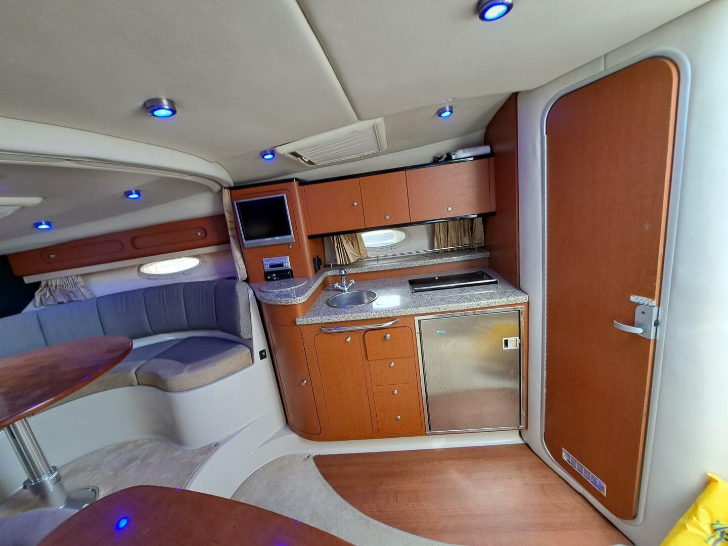 2005 Chaparral 330 Signature Cruiser — photo 11