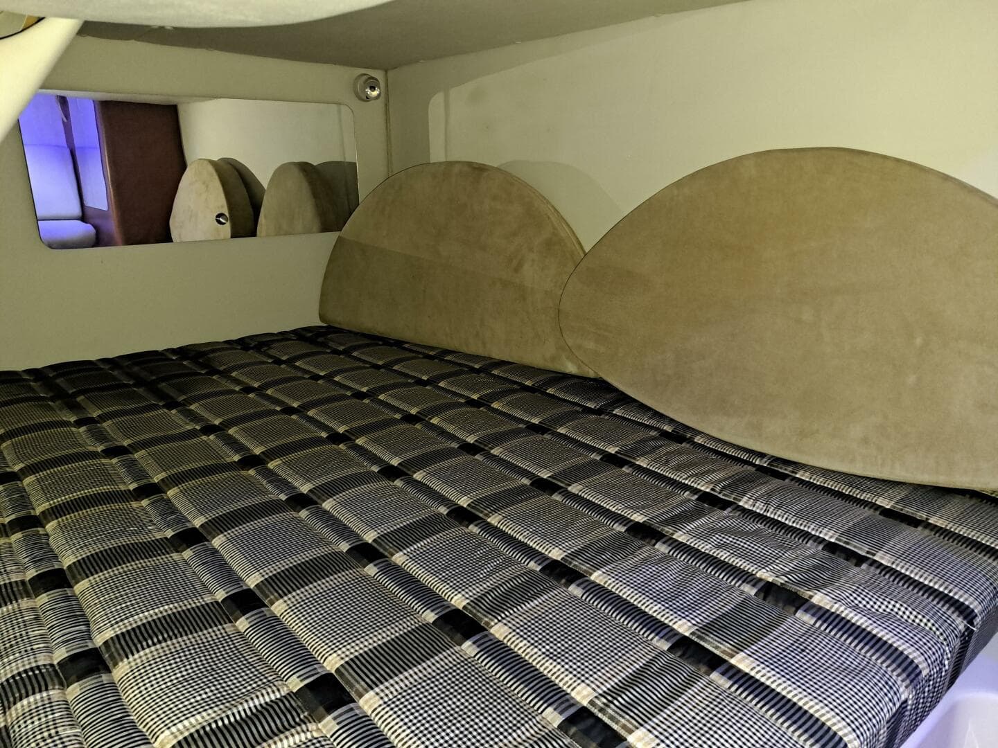 2005 Chaparral 330 Signature Cruiser — photo 13