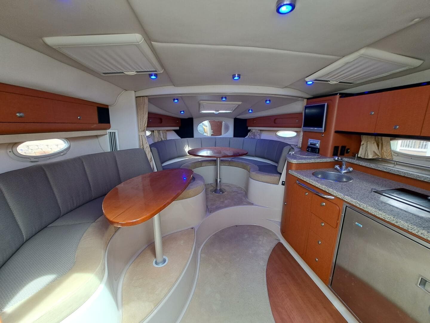 2005 Chaparral 330 Signature Cruiser — photo 10