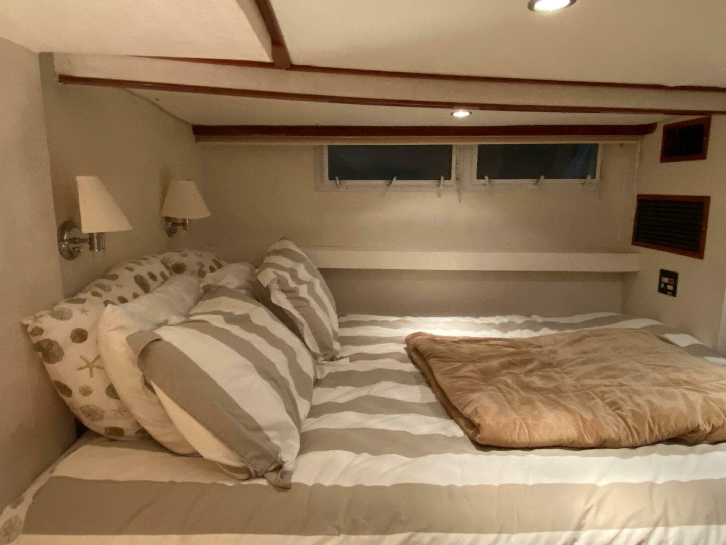 1973 Chris-Craft 47 Commander Flush Deck — photo 18