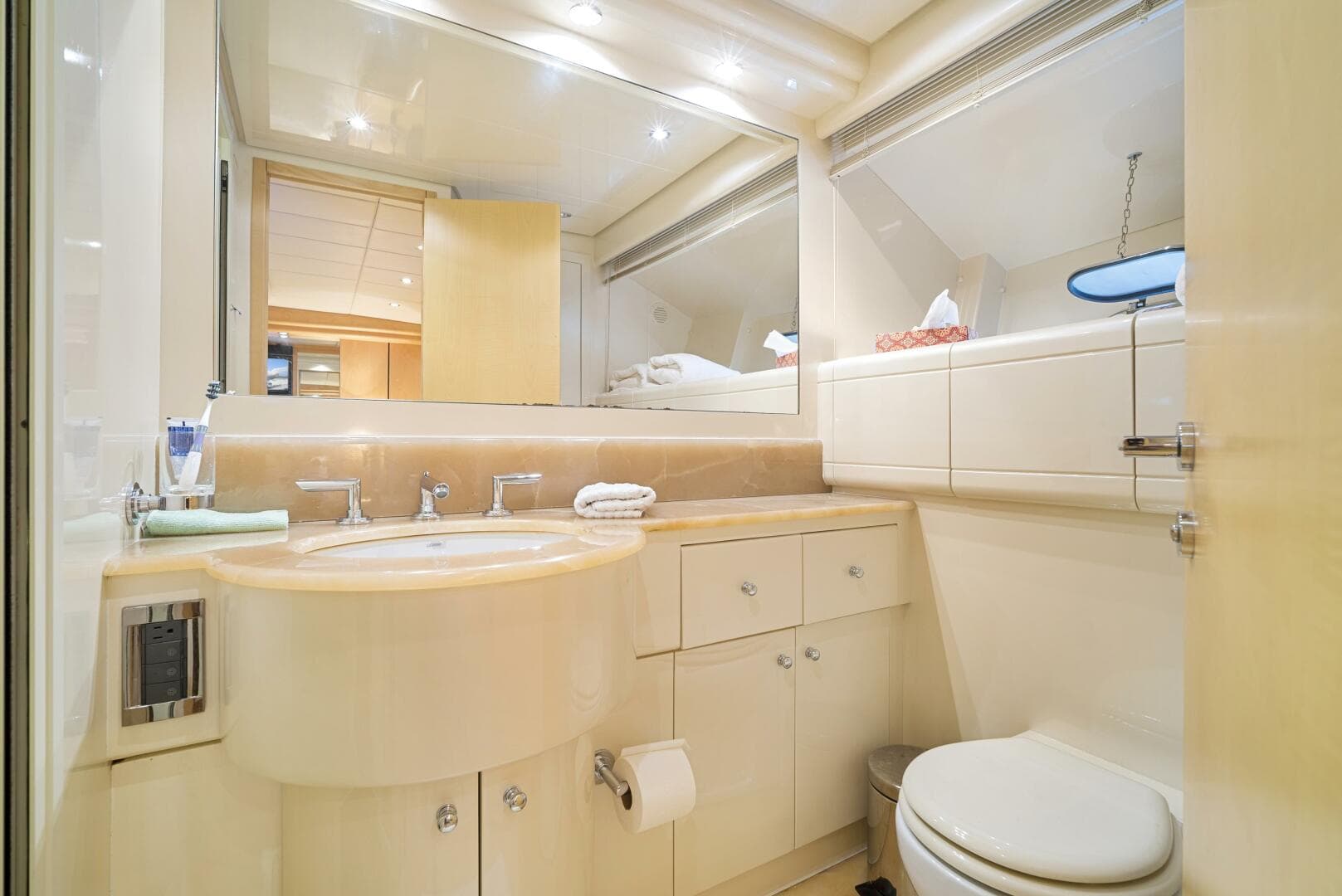 2001 Mangusta 72 — photo 31