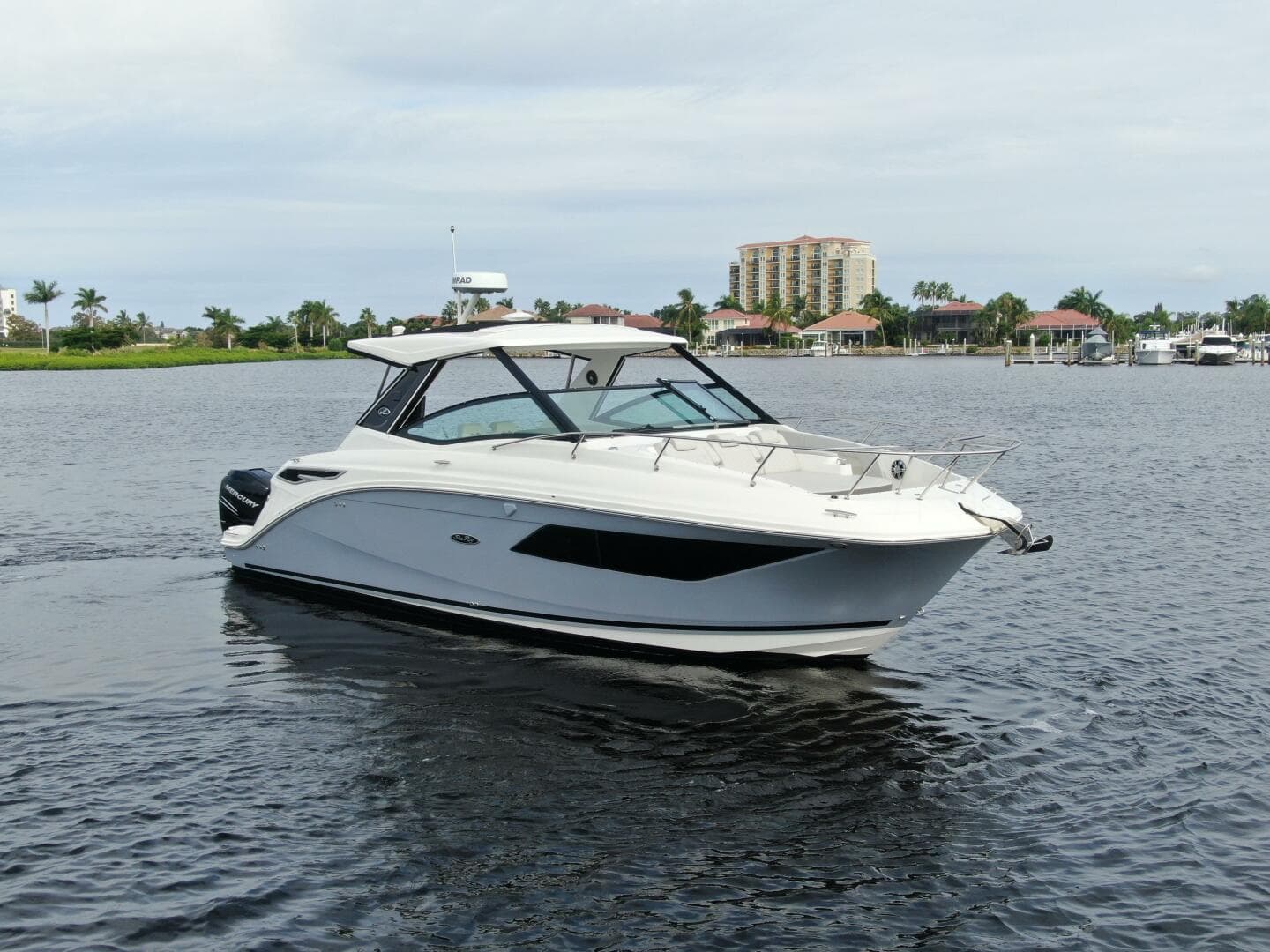 2021 Sea Ray 320 Sundancer — photo 19