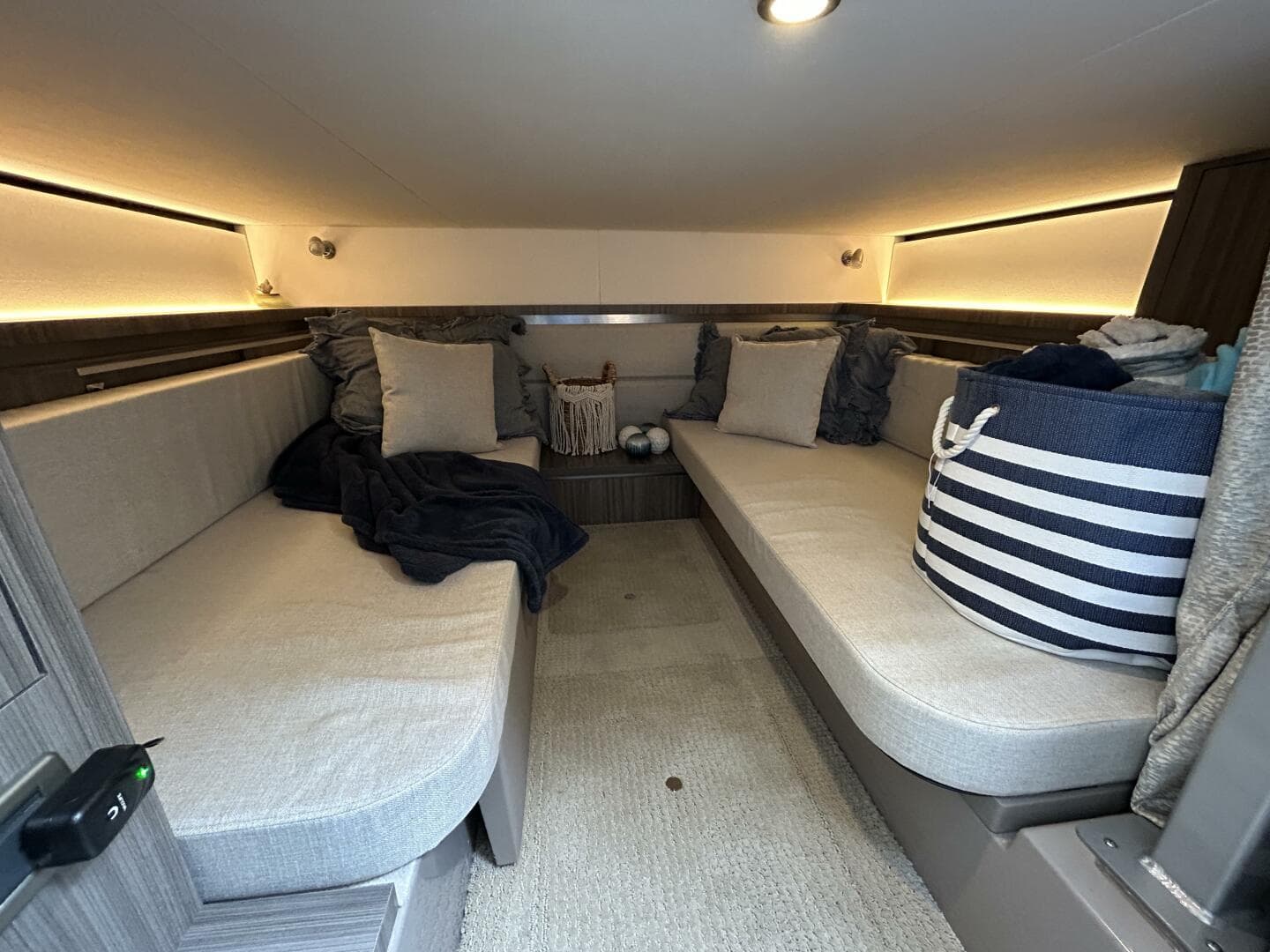 2021 Sea Ray 320 Sundancer — photo 4