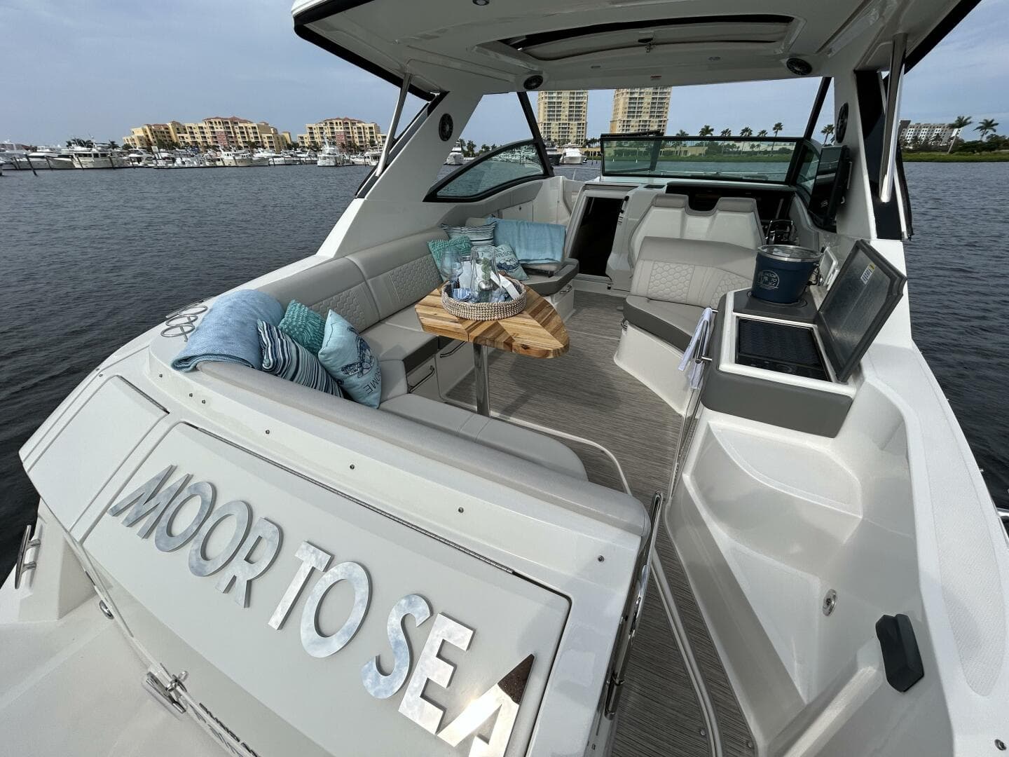 2021 Sea Ray 320 Sundancer — photo 3