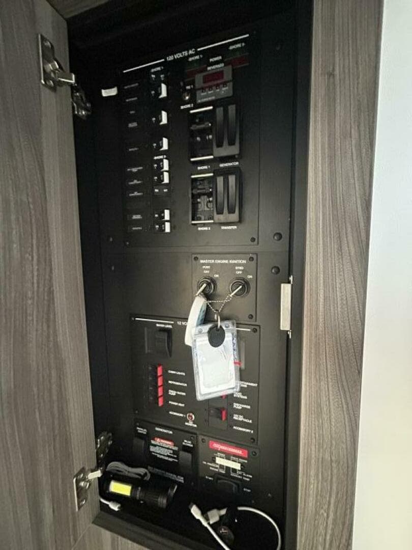 2021 Sea Ray 320 Sundancer — photo 12