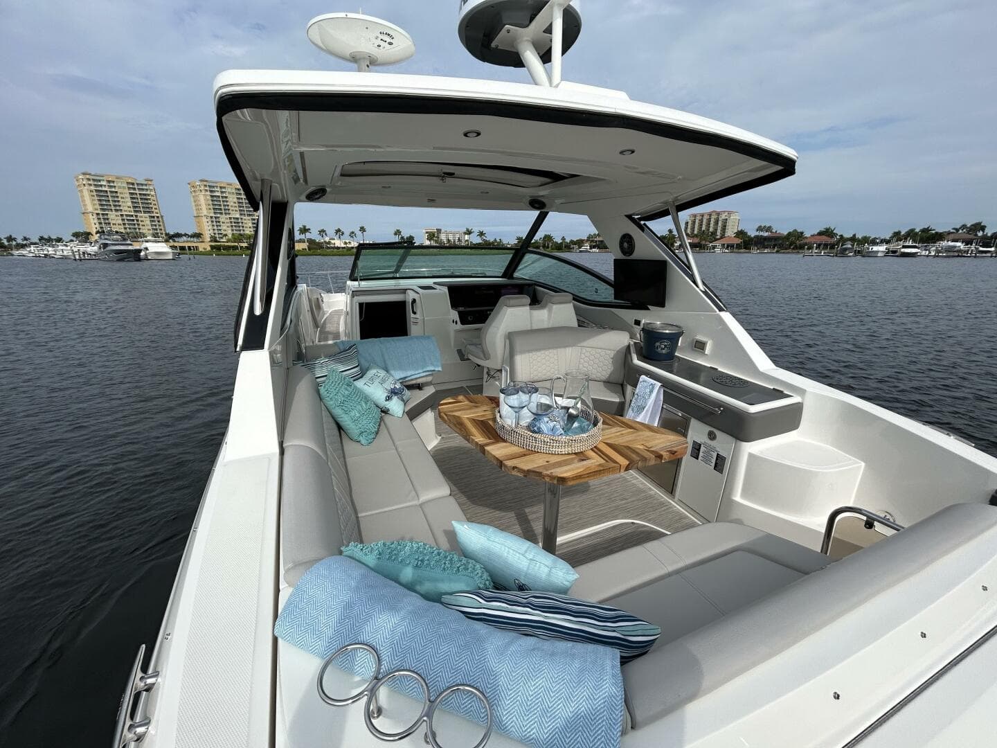 2021 Sea Ray 320 Sundancer — photo 8