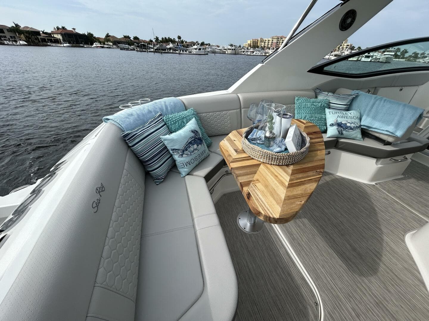 2021 Sea Ray 320 Sundancer — photo 9