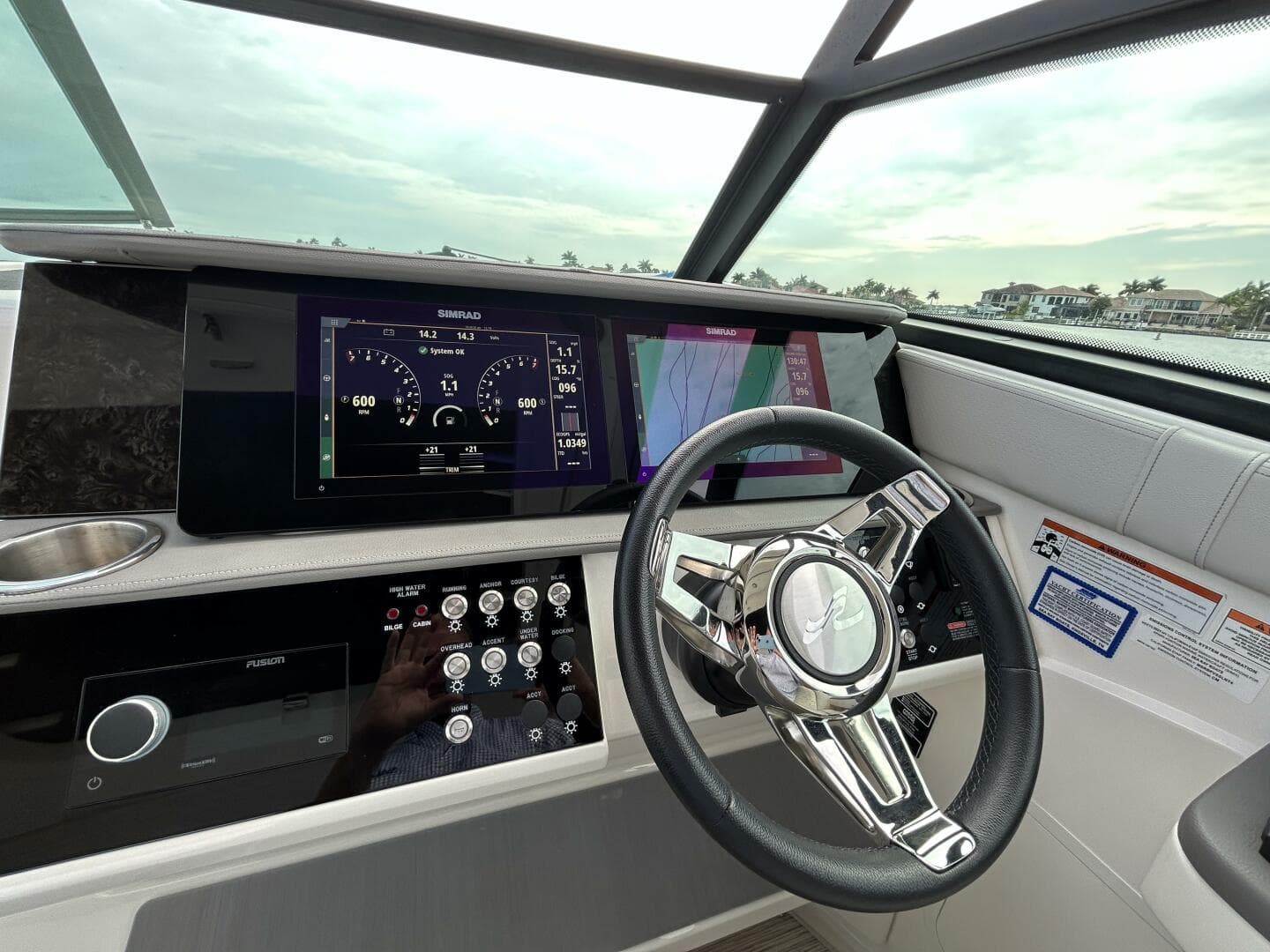 2021 Sea Ray 320 Sundancer — photo 7