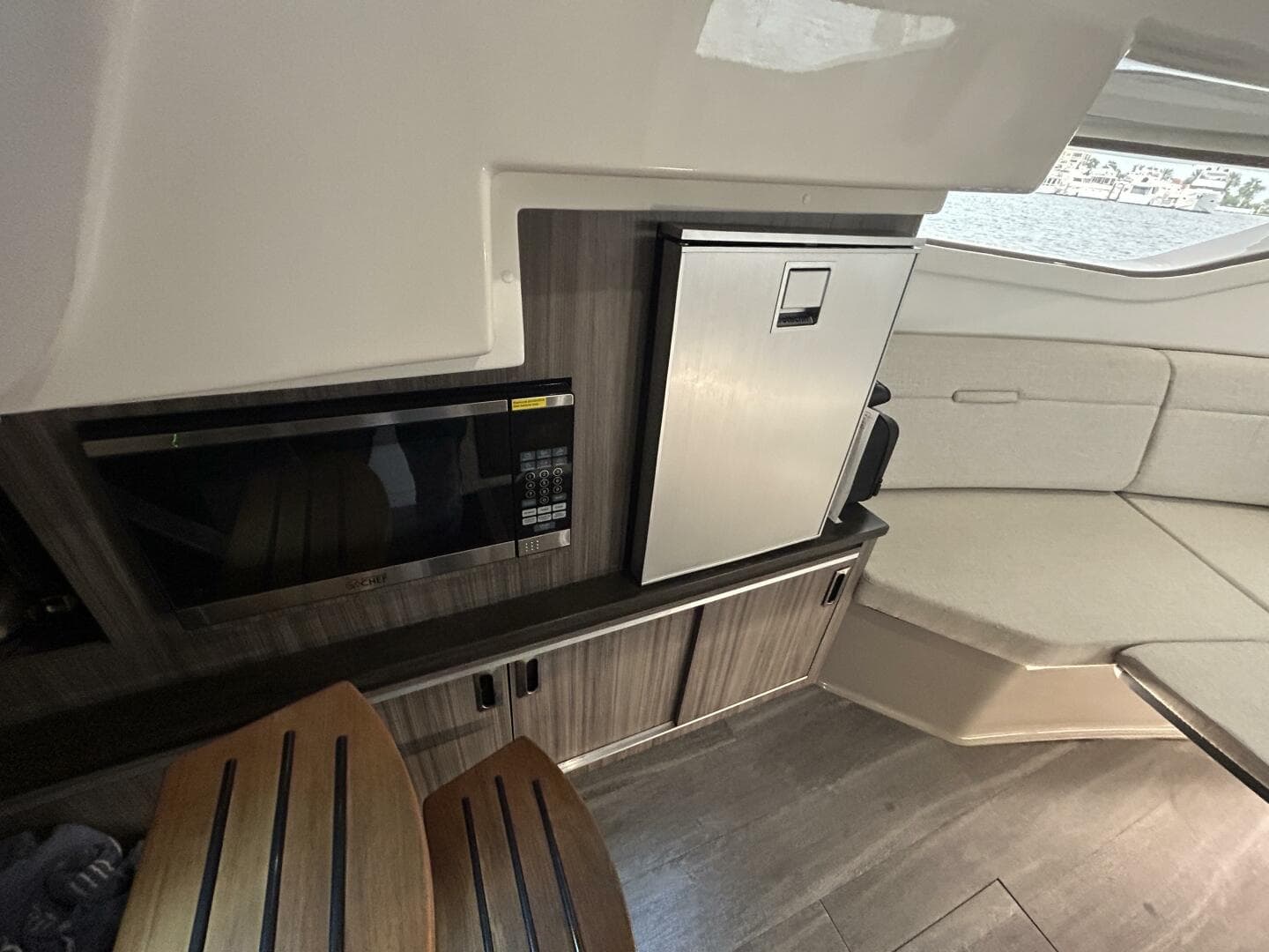 2021 Sea Ray 320 Sundancer — photo 5