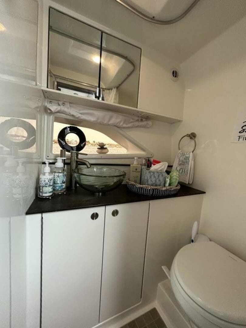 2021 Sea Ray 320 Sundancer — photo 11