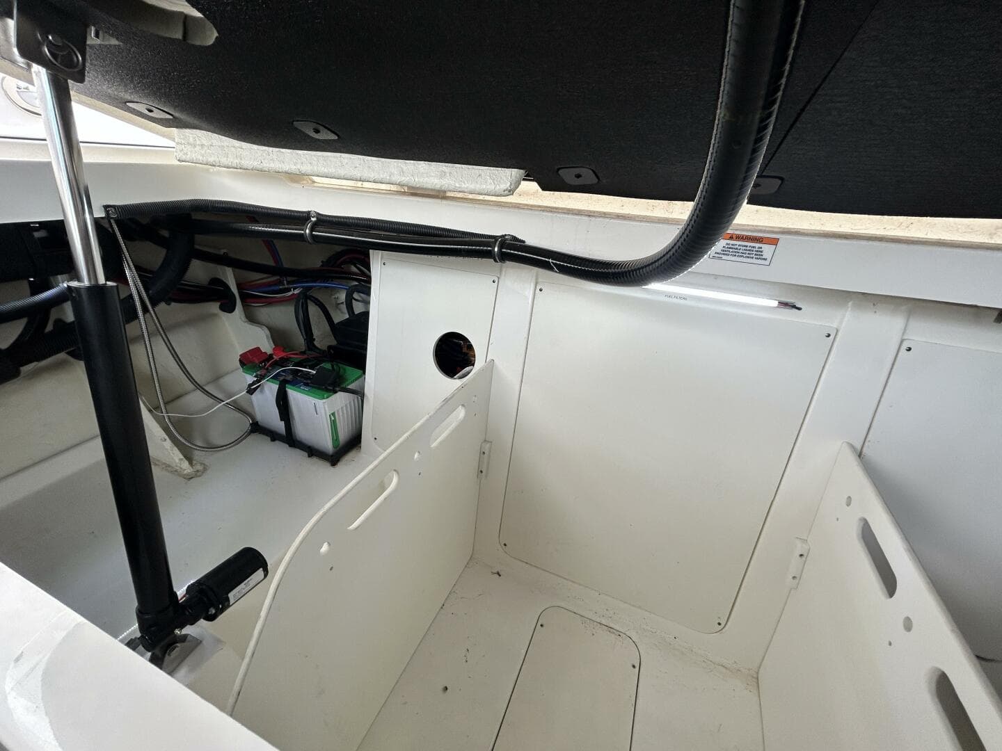 2021 Sea Ray 320 Sundancer — photo 14