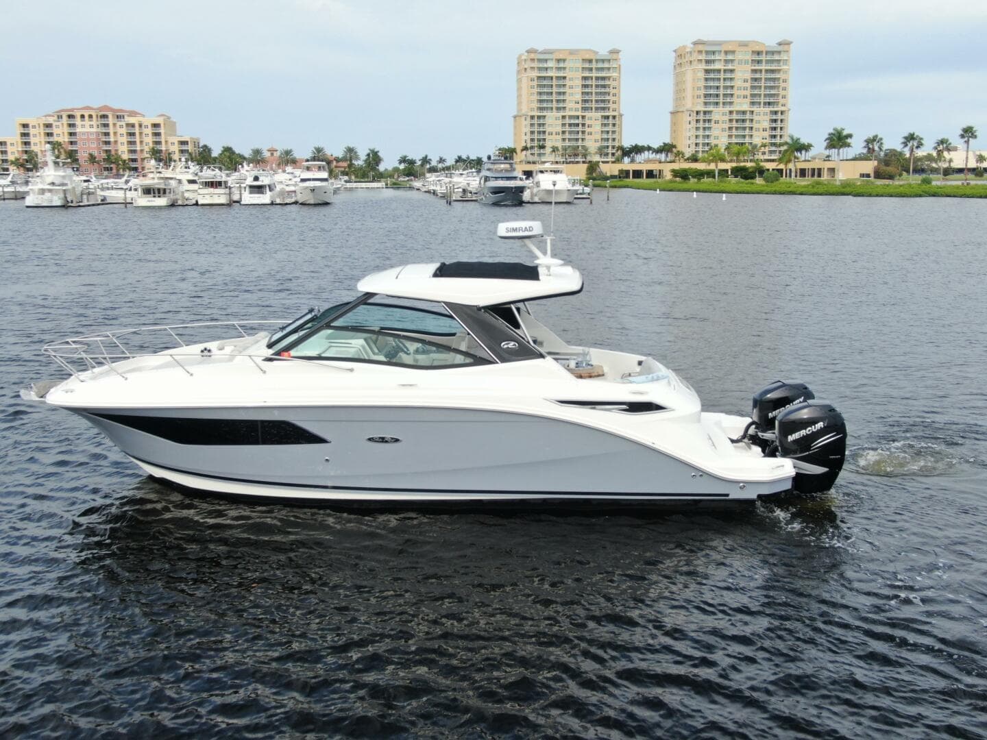 2021 Sea Ray 320 Sundancer — photo 18