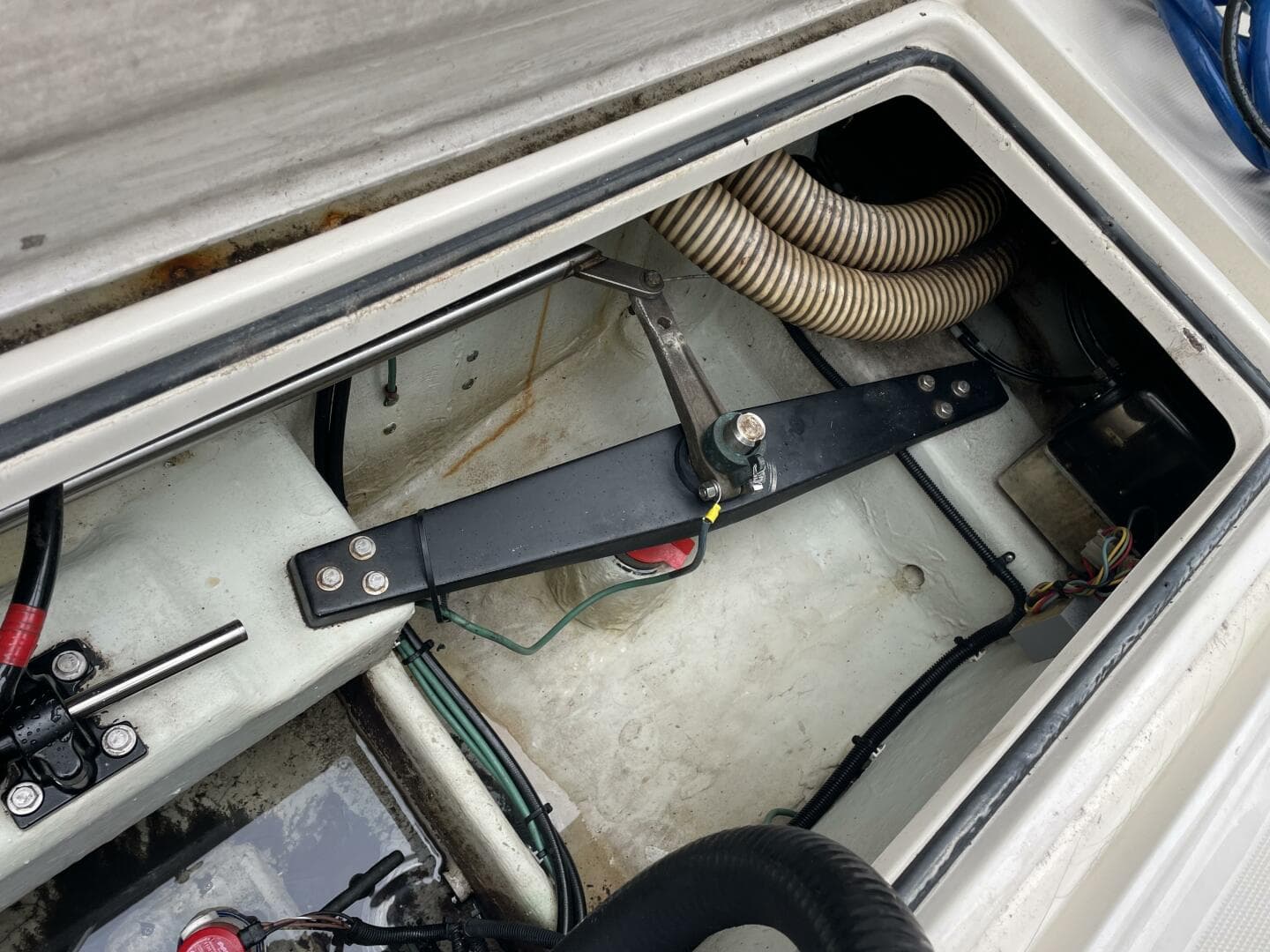 2000 Pursuit 3000 Express — photo 48