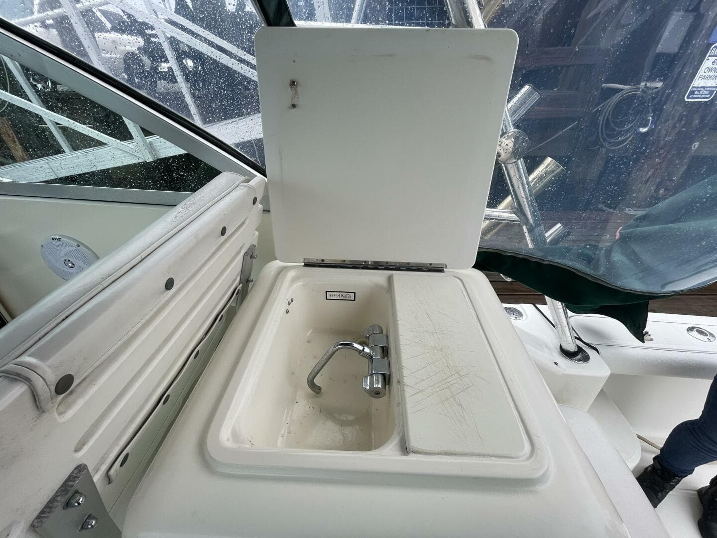 2000 Pursuit 3000 Express — photo 19