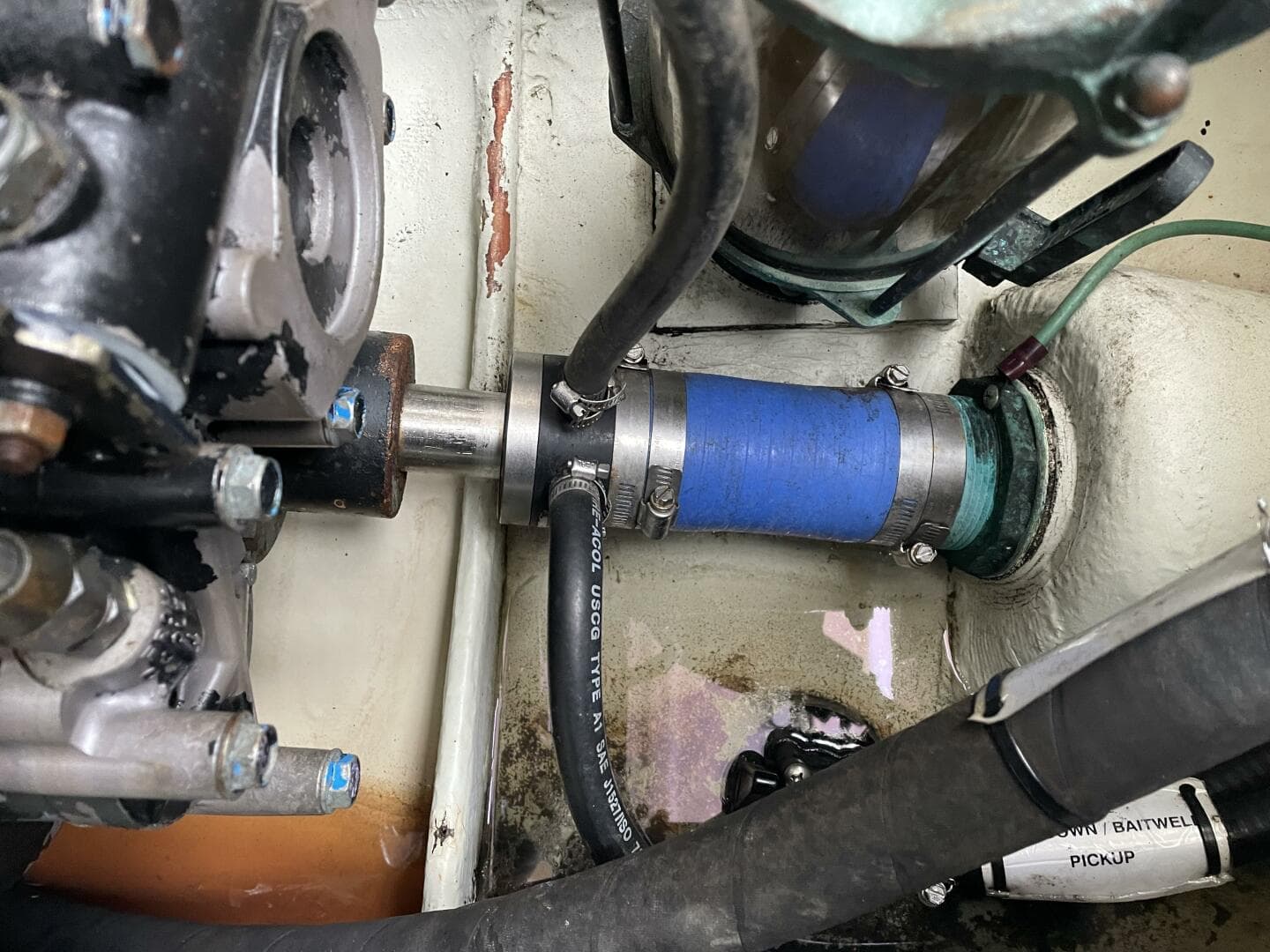 2000 Pursuit 3000 Express — photo 39