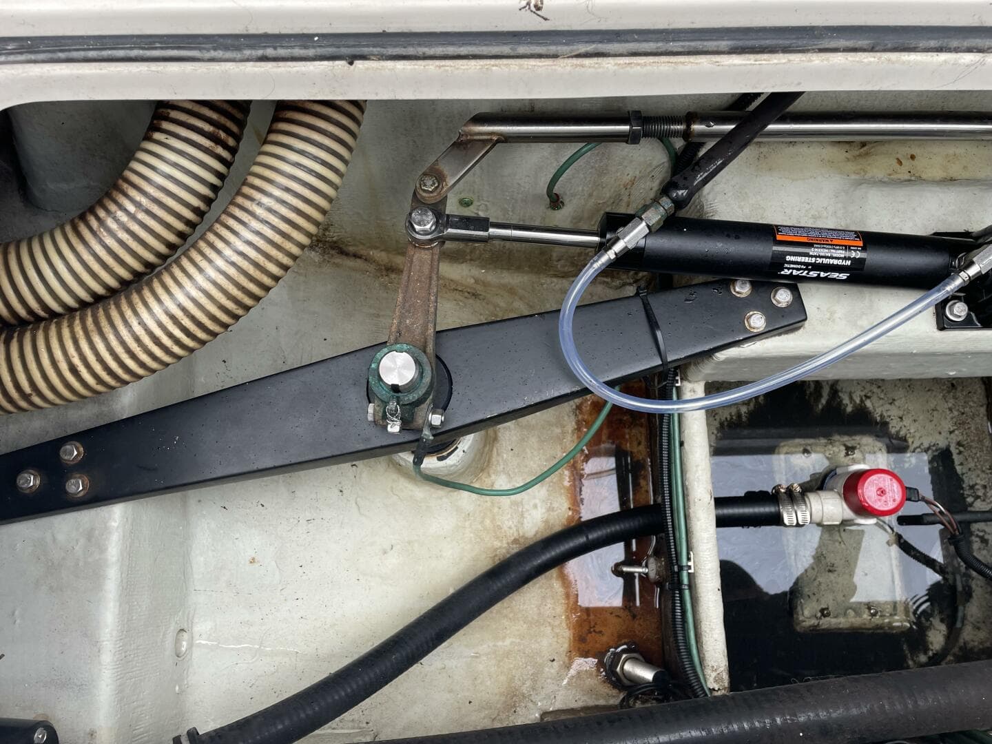 2000 Pursuit 3000 Express — photo 47