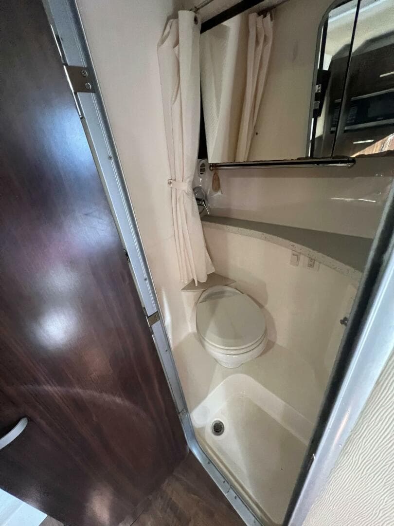 2018 Regal 28 Express — photo 16